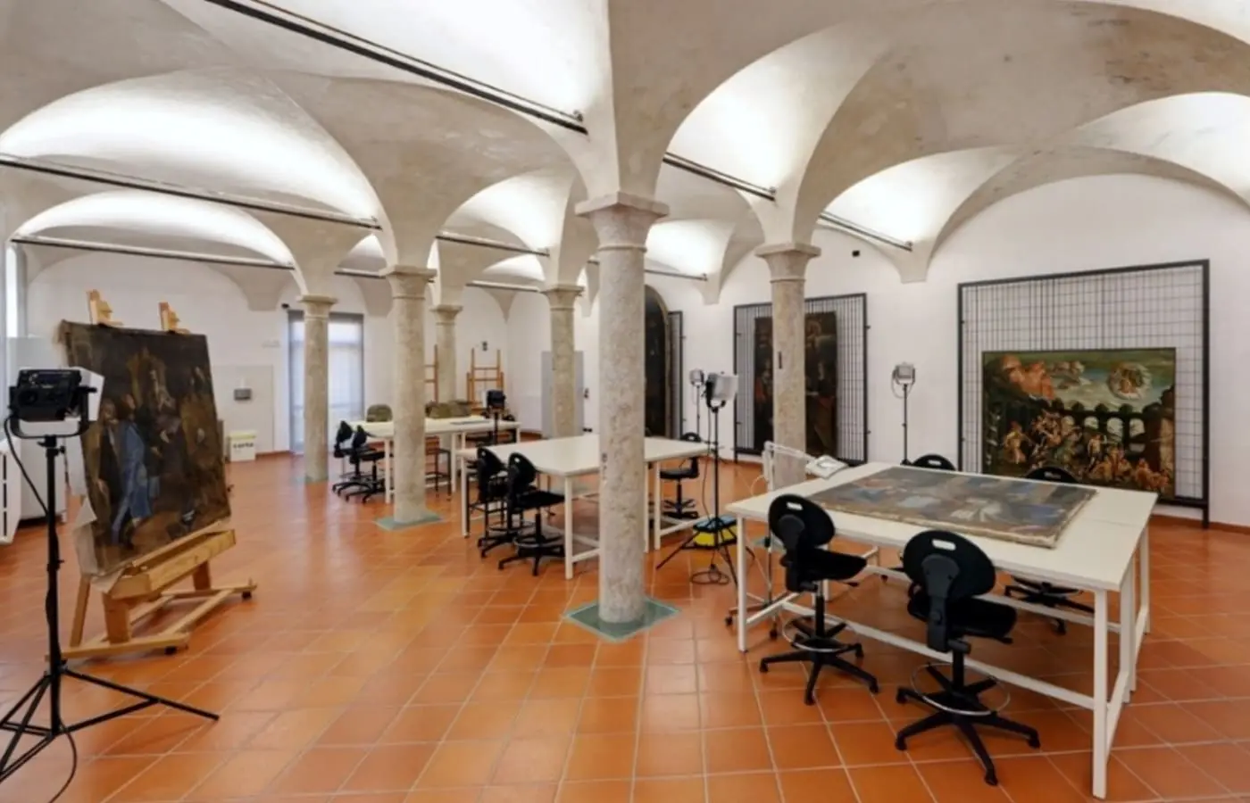 Laboratorio restauro tele e legno Santa Paola