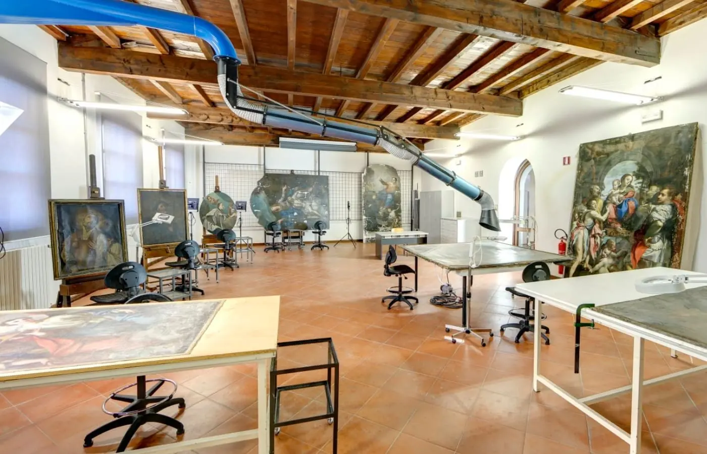 Laboratorio restauro tele Santa Paola