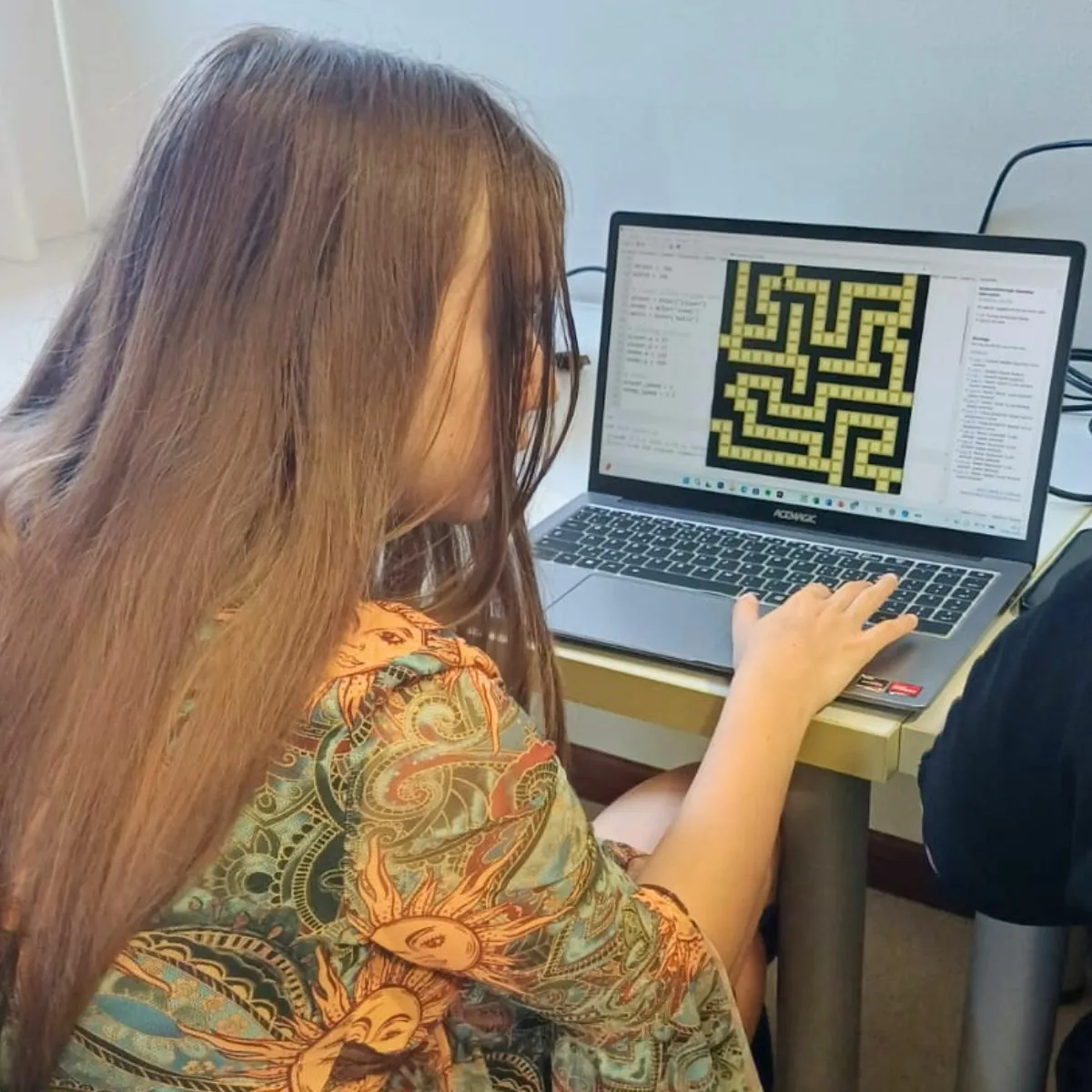 Studentessa al lavoro durante il laboratorio di programmazione Python del Fab Camp Ragazze Digitali 2026.