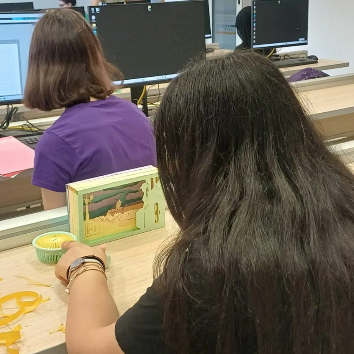 Studentessa realizza un diorama durante il laboratorio maker di Ragazze Digitali 2026.