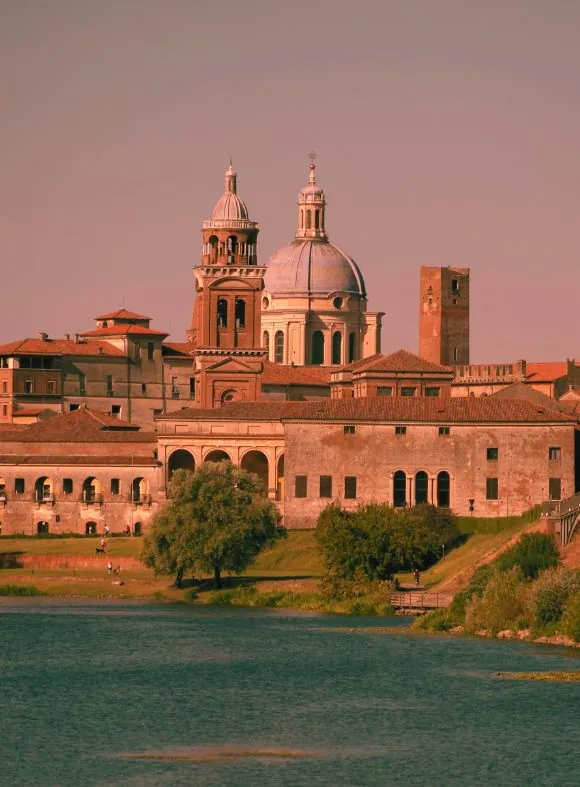 Vista panoramica del centro storico di Mantova con i laghi e il profilo monumentale della città.