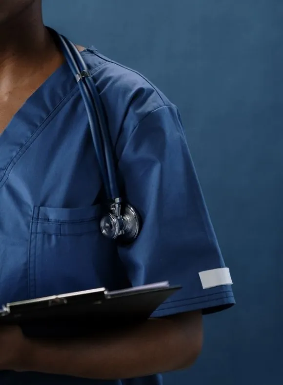 Professionista infermiera con stetoscopio e cartella clinica